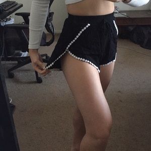 ✨ Black shorts w/ white tiered layer. Side split